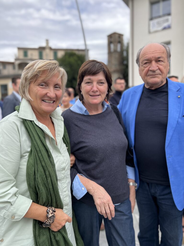 La rettrice della Scuola Superiore Sant'Anna, Sabina Nuti, posa con due Sindaci della Garfagnana in occasione dell'evento di Proximity Care per l'inaugurazione dell'unità mobile per gli screening oncologici.