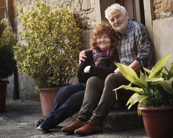 Coppia sposata della Valle del Serchio felice di aver partecipato alla giornata di formazione per aumentare il tasso di consapevolezza sull'importanza degli screening oncologici e della prevenzione tumori.