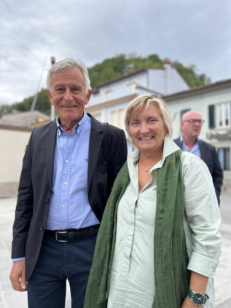 La rettrice della Scuola Superiore Sant'Anna, Sabina Nuti, posa con un Sindaco della Garfagnana in occasione dell'evento di Proximity Care per l'inaugurazione dell'unità mobile per gli screening oncologici.