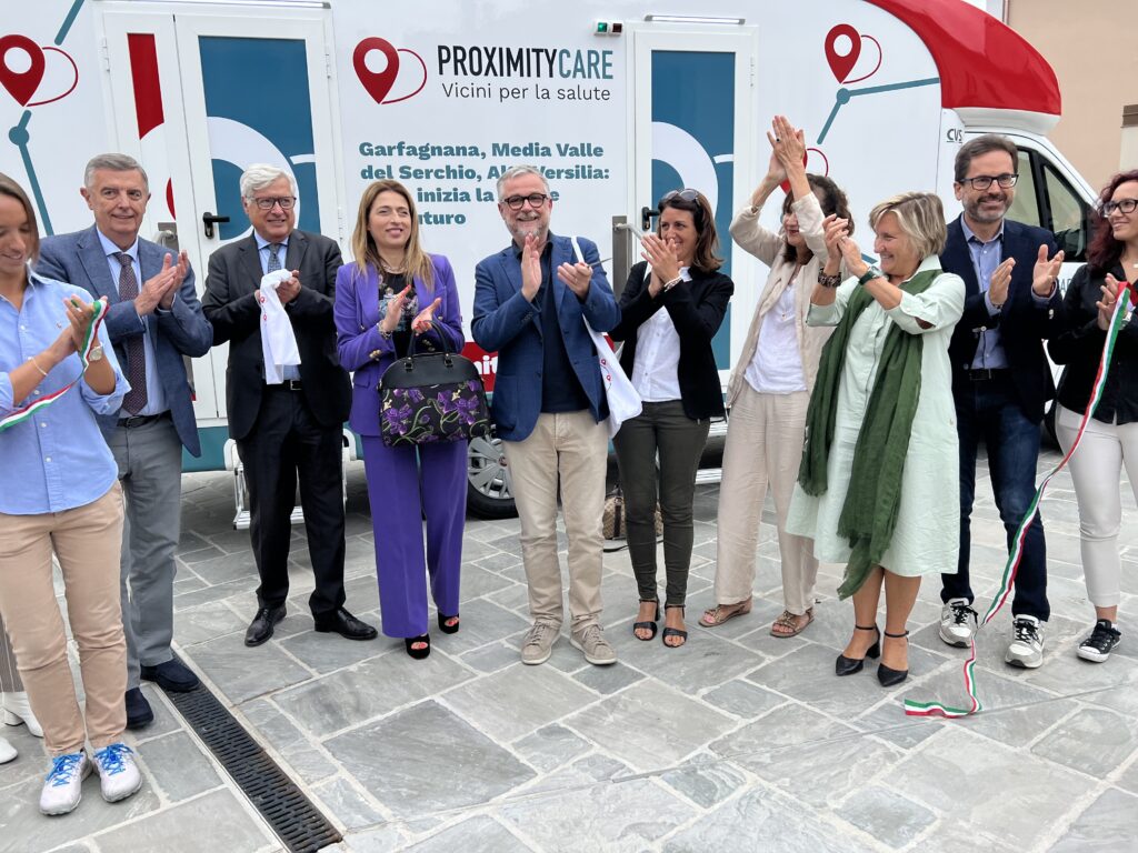 momento di festeggiamenti dopo il taglio del nastro per l'inaugurazione dell'unità mobile per gli screening oncologici per la Garfagnana.