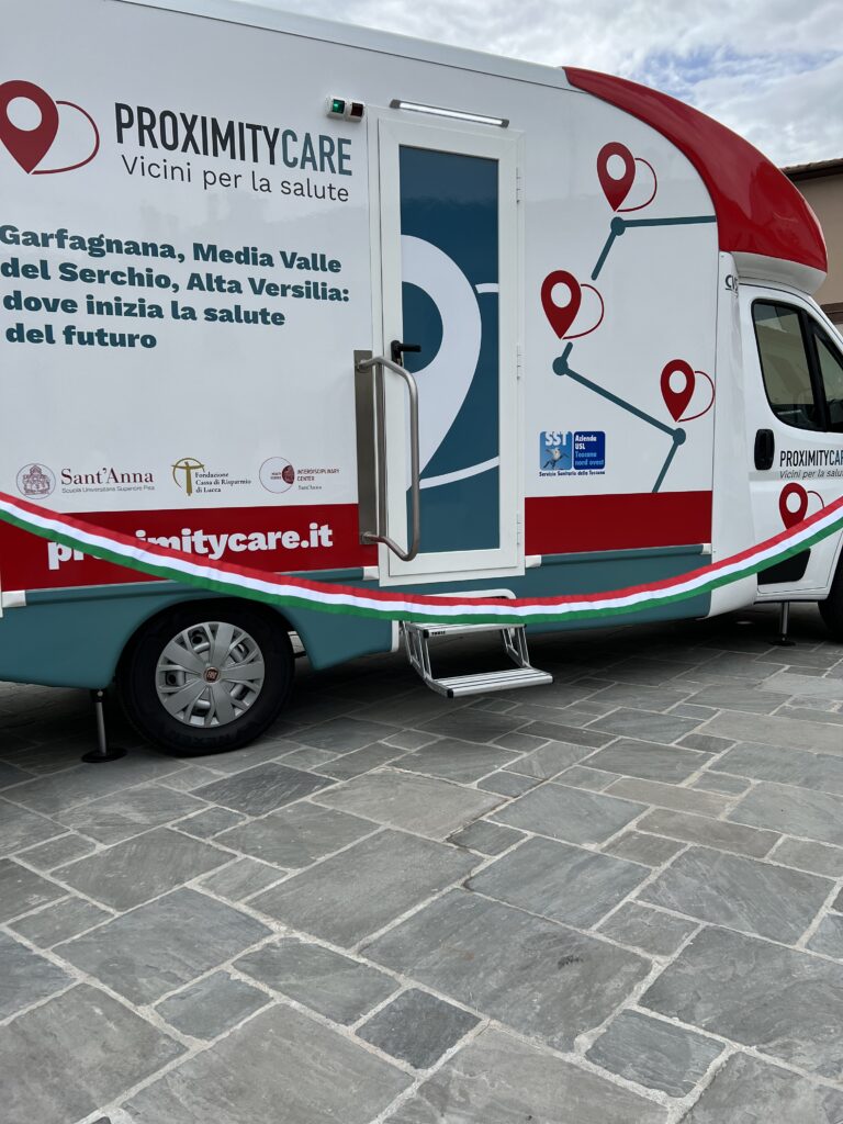 Taglio del nastro per l'inaugurazione dell'unità mobile per gli screening oncologici per la Garfagnana con l'obiettivo di promuovere la prevenzione nelle aree interne.