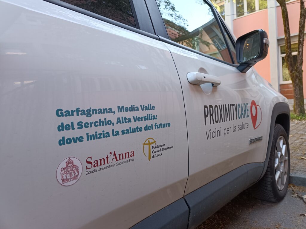 Camper di progetto Proximity Care, parcheggiato davanti alle scuole dove si è svolta la somministrazione del questionario grazie all'Osservatorio della Popolazione